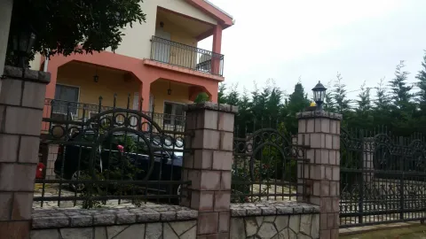 Pogled na dvorište i spoljašnjost kuće sa ogradom. - image 7