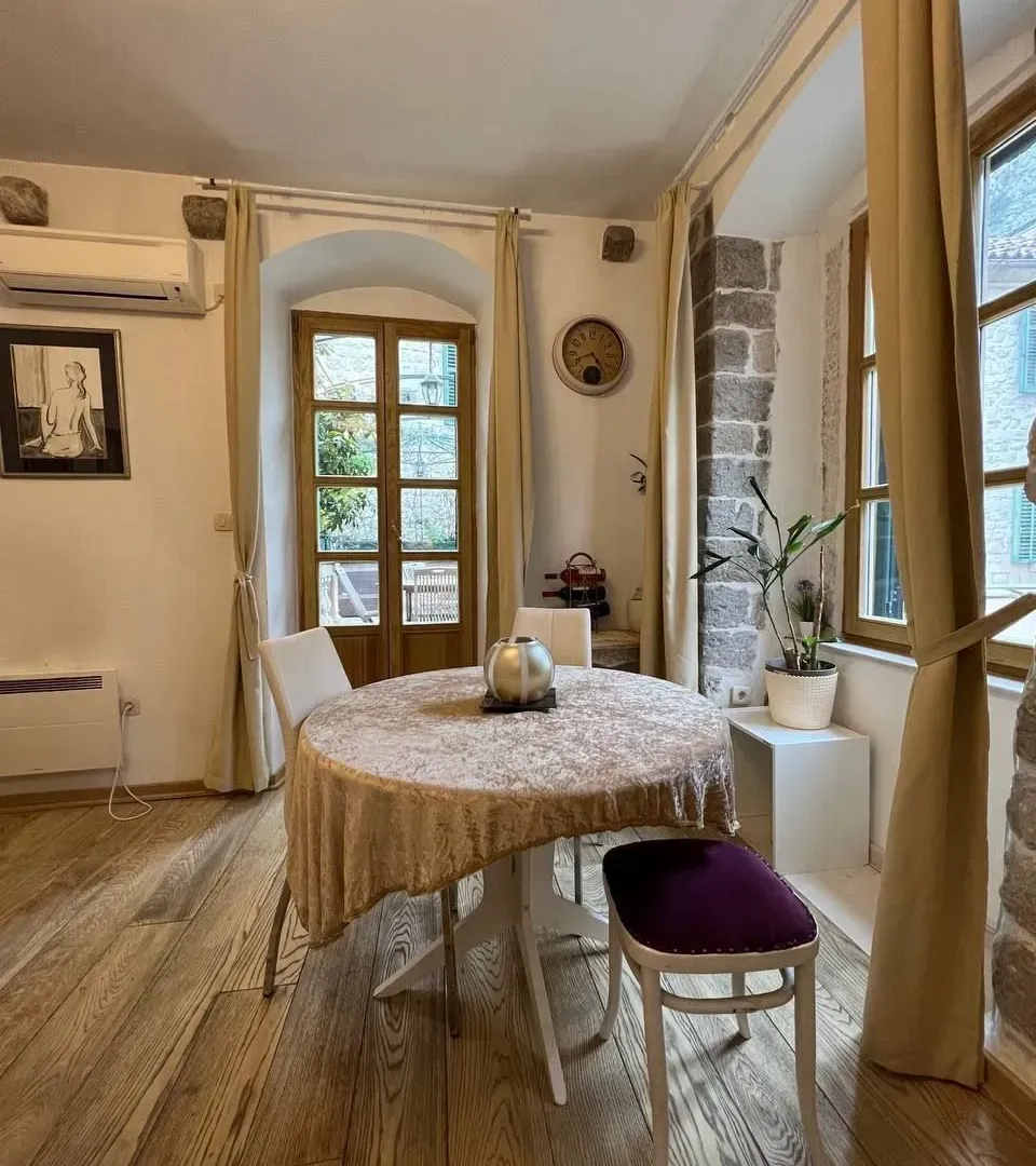 Izdavanje, jednosoban stan, 60m², Stari Grad Kotor, Kotor