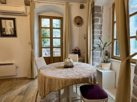 Izdavanje, jednosoban stan, 60m², Stari Grad Kotor, Kotor - image 3
