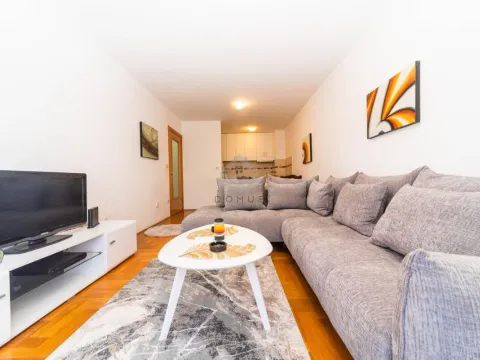 Izdavanje, dvosoban stan, 75m², Stari Aerodrom, Podgorica