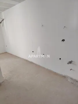 Prazna prostorija u sirovom stanju sa zidovima pripremljenim za renoviranje. - image 5