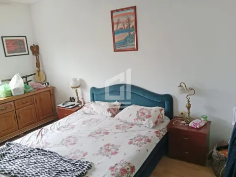 Spavaća soba sa bračnim krevetom, noćnim stočićima i komodom. - image 5