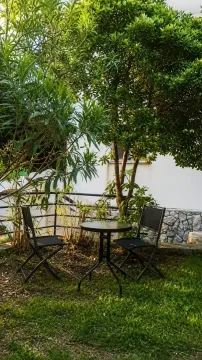 Dvorište sa garniturom za sedenje u senci drveća. - image 10