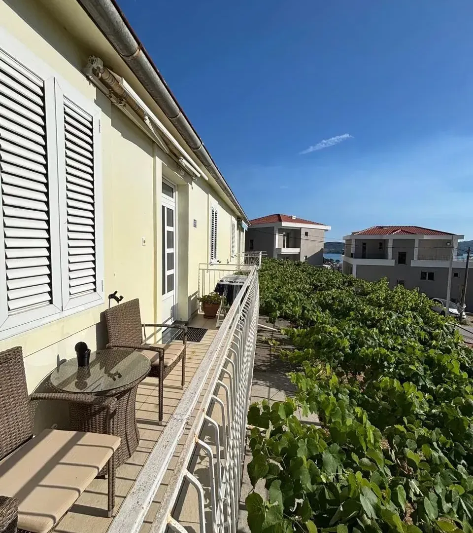 Izdavanje, dvosoban stan, 65m², Tivat, Crna Gora