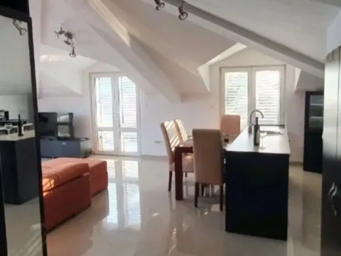 Izdavanje, dvosoban stan, 80m², Centar, Tivat - image 3