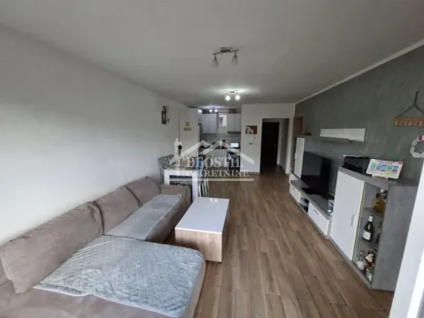 Dnevna soba sa garniturom, televizorom i trpezarijskim delom u pozadini. - image 17