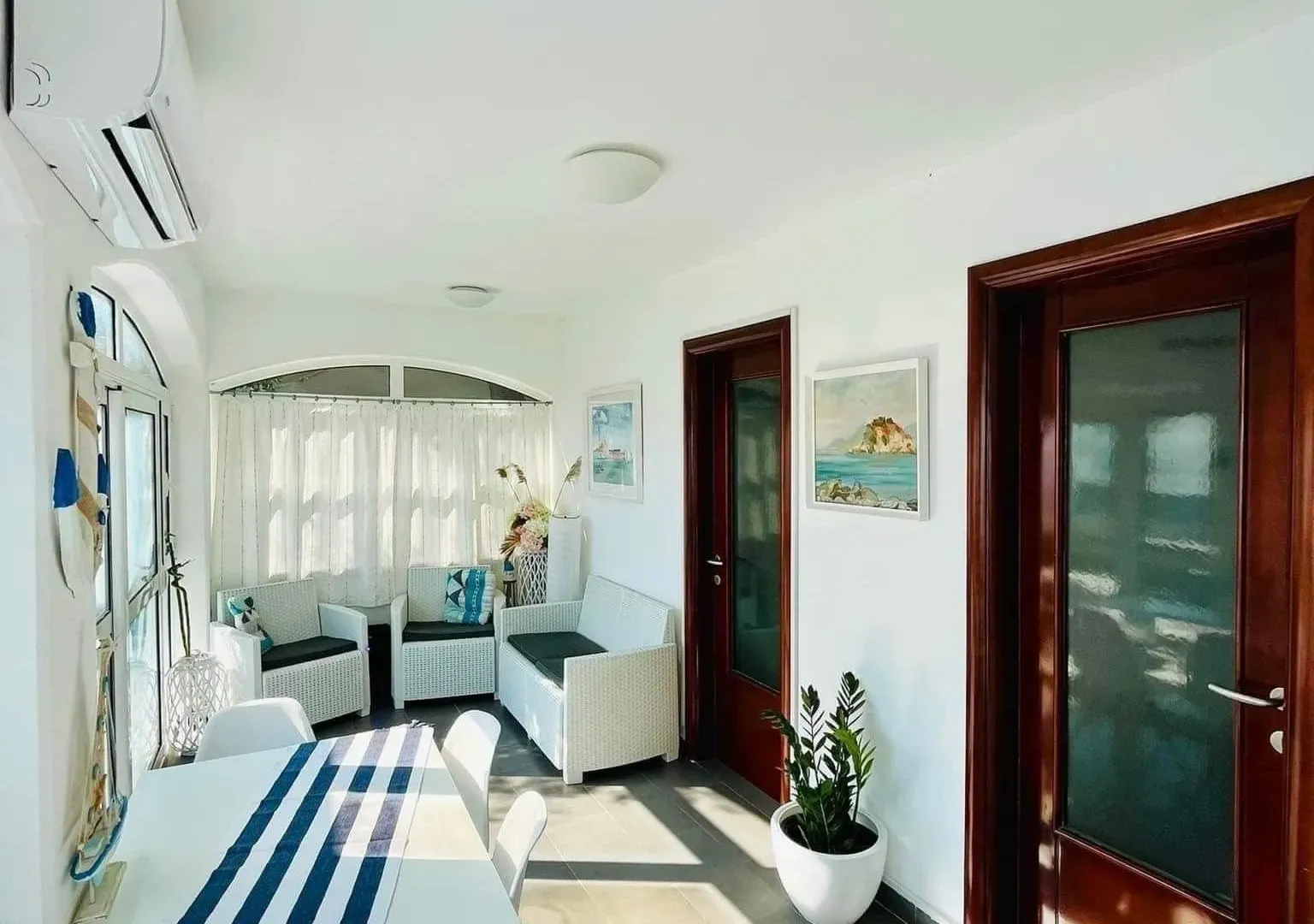 Izdavanje, trosoban stan, 80m², Sveti Stefan, Budva