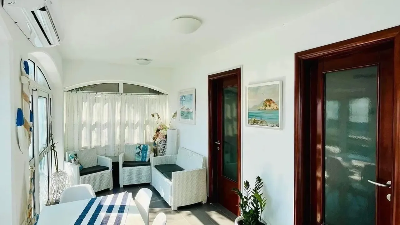 Izdavanje, trosoban stan, 80m², Sveti Stefan, Budva