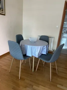 Trpezarijski sto sa četiri sive stolice u stanu. - image 17