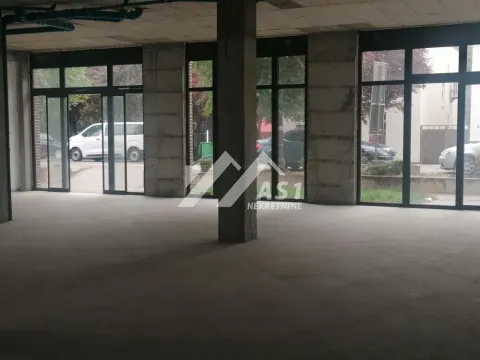 Izdavanje, poslovni prostor, 413m², Centar, Inđija - image 4