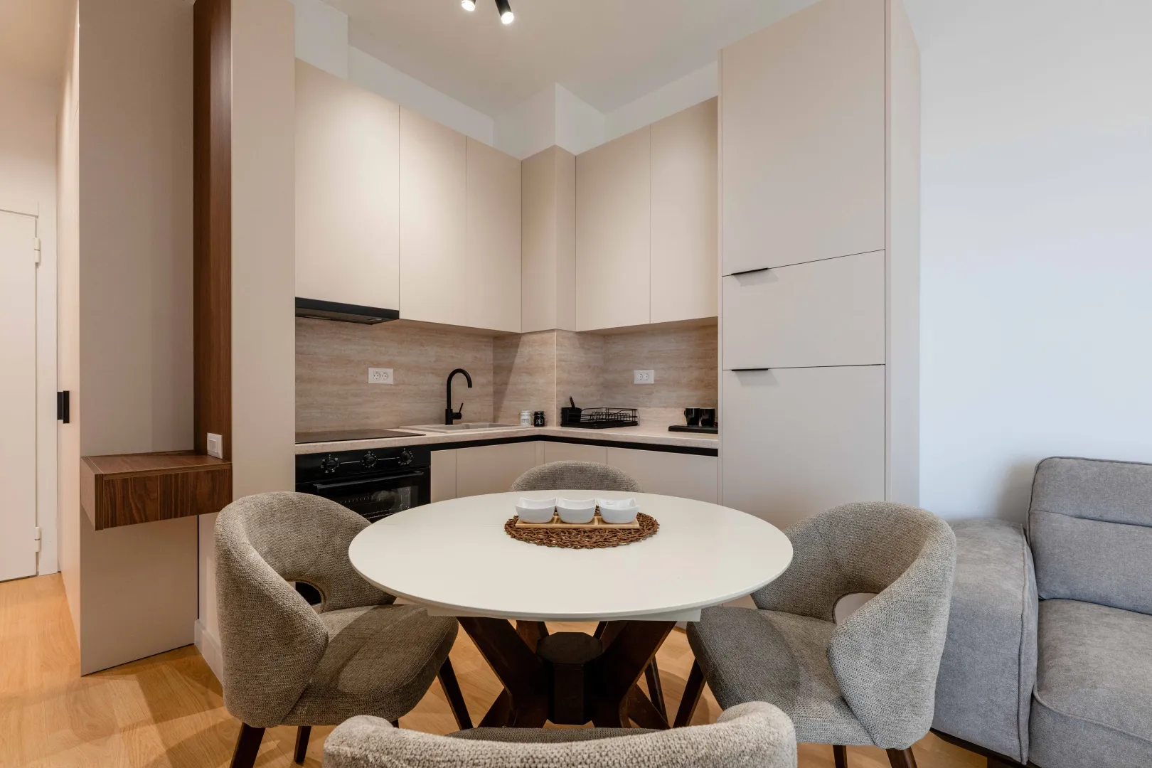 Izdavanje, jednosoban stan, 41m², Bečići, Budva