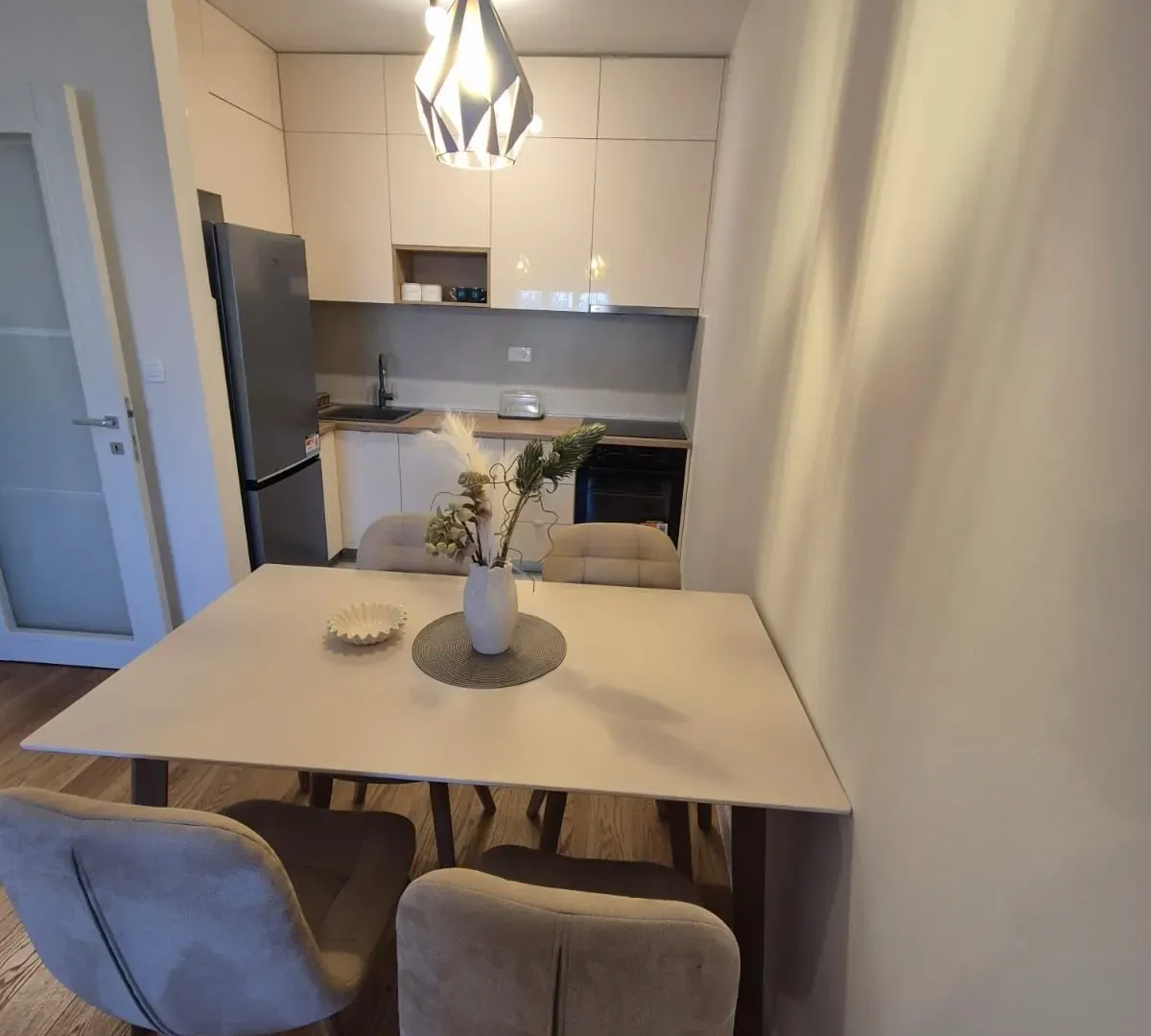 Izdavanje, jednosoban stan, 49m², Central Point, Podgorica