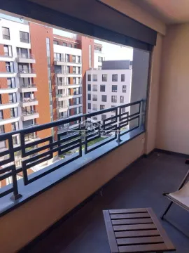 Natkriveni balkon sa pogledom na okolne stambene zgrade. - image 14