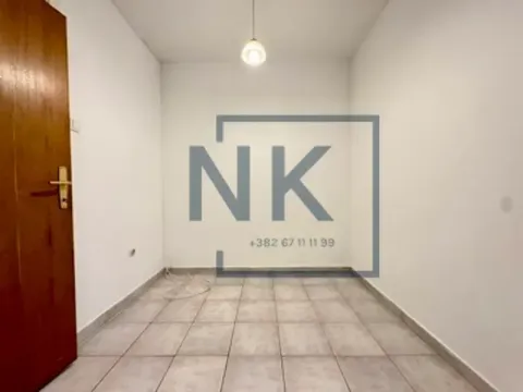 Prazna prostorija sa bijelim zidovima i popločanim podom. - image 4