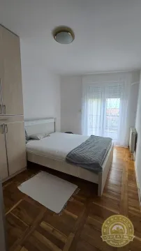 Spavaća soba sa bračnim krevetom, plakarom i prozorom. - image 7