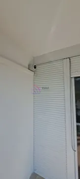 Detalj sa spoljne strane zgrade sa roletnama i sigurnosnom kamerom. - image 4