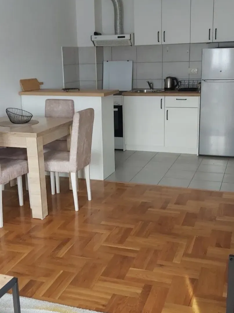 Izdavanje, jednosoban stan, 40m², Central Point, Podgorica