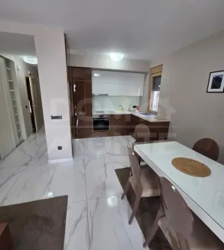Moderna kuhinja sa trpezarijom i mermernim pločicama. - image 6