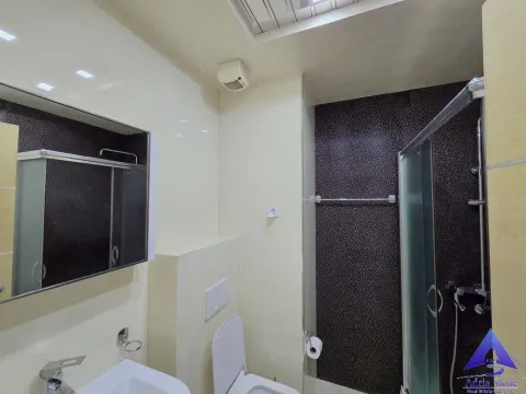 Moderne kupatilo sa tuš kabinom, umivaonikom, toaletom i ogledalom. - image 3
