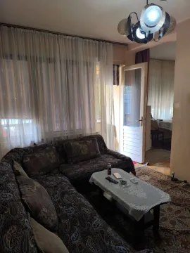 Dnevna soba sa garniturom, stočićem i izlazom na terasu. - image 2