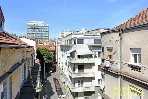 Pogled sa prozora na okolne zgrade i ulicu. - image 19