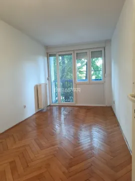 Prazna soba sa parketom i izlazom na terasu. - image 4