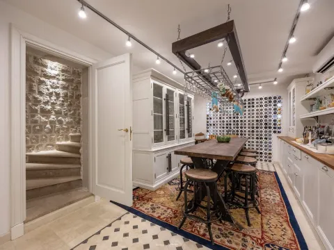 Rent, house, 587m², Dobrota, Kotor - image 11