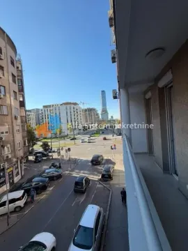 Pogled sa balkona na gradsku ulicu i okolne zgrade. - image 13