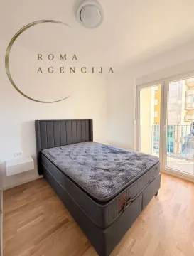 Svijetla spavaća soba sa bračnim krevetom i izlazom na terasu. - image 7