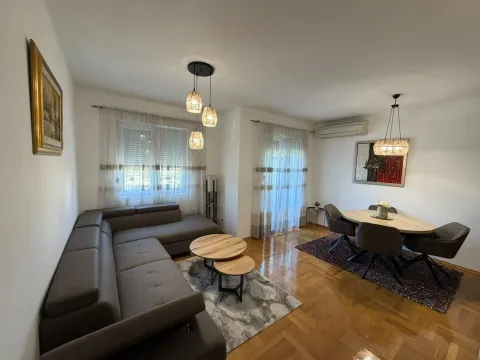 Dnevni boravak sa garniturom, trpezarijskim stolom i drvenim podom. - image 5