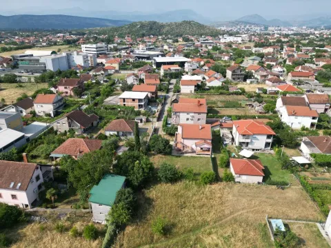 Pogled iz vazduha na prigradsko naselje sa porodičnim kućama i zelenilom. - image 4