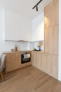 Moderna kuhinja sa drvenim elementima i ugrađenim kućnim aparatima. - image 6