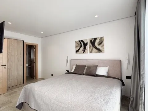 Izdavanje, kuća, 330m², Centar, Tivat - image 18