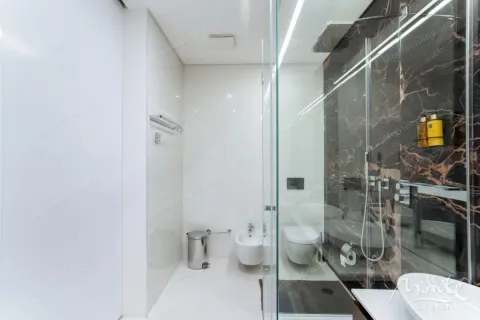Moderno opremljeno kupatilo sa tuš kabinom i sanitarijama. - image 30