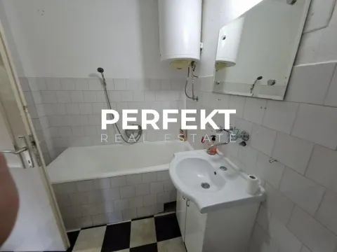 Manje kupatilo sa kadom, umivaonikom i ogledalom. - image 8