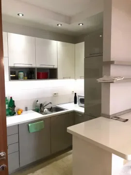 Moderna kuhinja sa bijelim i sivim elementima i ugrađenim aparatom. - image 7