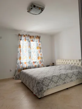 Svjetla spavaća soba sa bračnim krevetom i prozorom sa šarenim zavjesama. - image 14