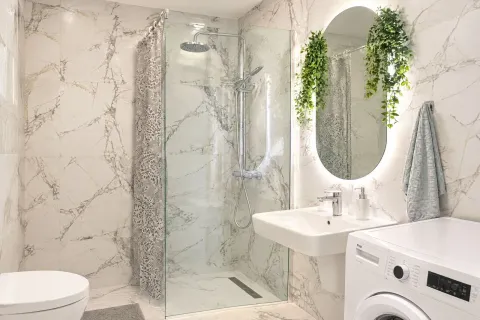 Moderne kupatilo sa tuš kabinom, umivaonikom i veš mašinom. - image 10