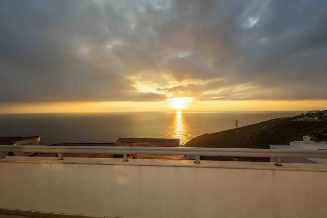 Izdavanje, trosoban stan, 129m², Centar, Bar
