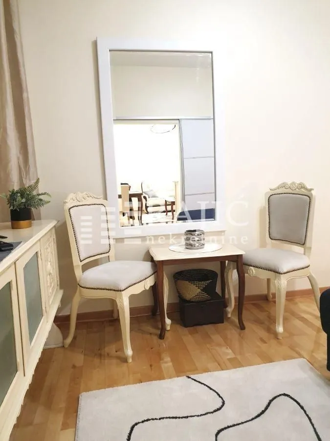 Living room with classic style furniture and a wall mirror.