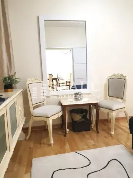 Living room with classic style furniture and a wall mirror. - image 7