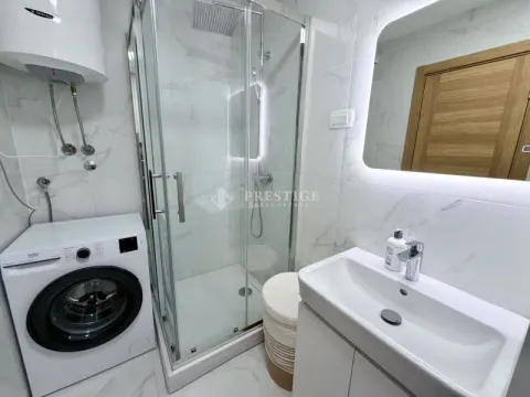 Moderne kupatilo sa tuš kabinom, umivaonikom i veš mašinom. - image 10