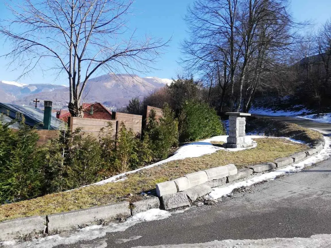 Pogled na dvorište i okolni pejzaž sa snijegom.