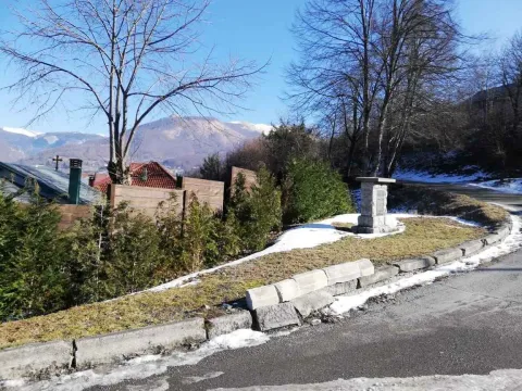 Pogled na dvorište i okolni pejzaž sa snijegom. - image 31