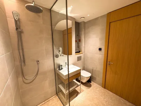 Moderno opremljeno kupatilo sa tuš kabinom, umivaonikom i toaletom. - image 8