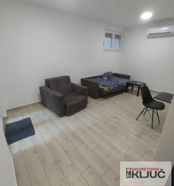 Izdavanje, jednosoban stan, 32m², Centar, Novi Sad