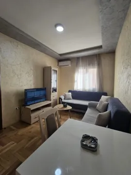 Dnevna soba sa garniturom, televizorom i trpezarijskim stolom. - image 3