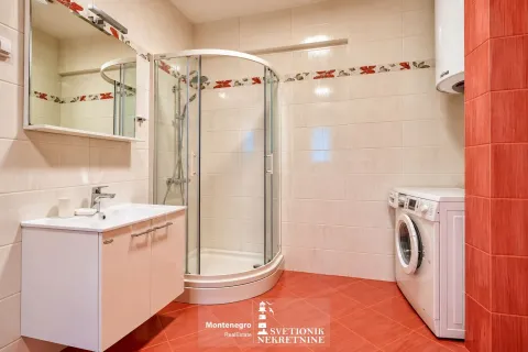 Uređeno kupatilo sa tuš kabinom, umivaonikom i veš mašinom. - image 16