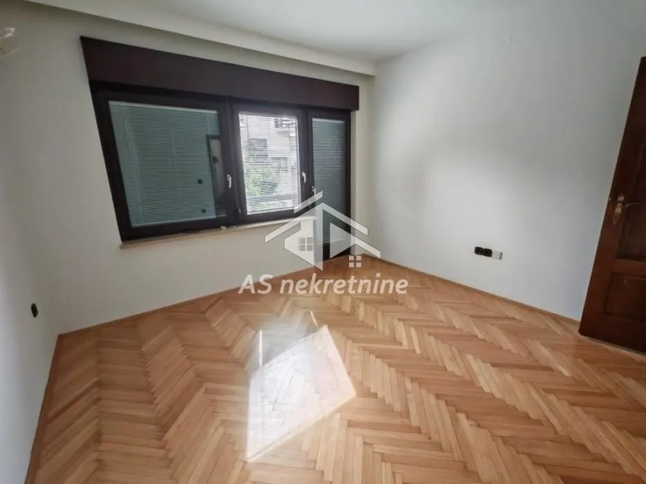 Izdavanje, kuća, 360m², Voždovac Sve Podlokacije, Beograd