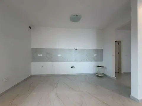 Prazna kuhinjska prostorija sa keramičkim pločicama i pripremljenim priključcima. - image 7